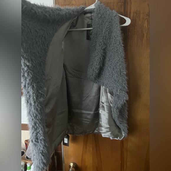 Faux fur vest - Picture 3 of 3